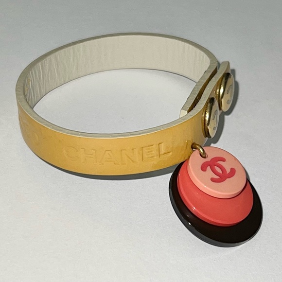 AUTH VTG Coco CHANEL Yellow Leather & Logo Charm Snap Button Bracelet Wrap Cuff - Picture 2 of 16
